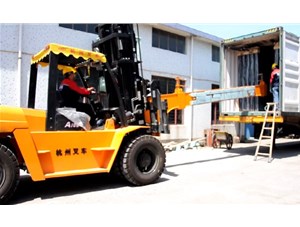 杭州叉車(chē)|玻璃行業(yè)，叉車(chē)串桿屬具卸貨實(shí)拍案例