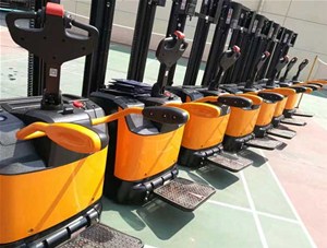  電動堆高車，率生產(chǎn)工具！